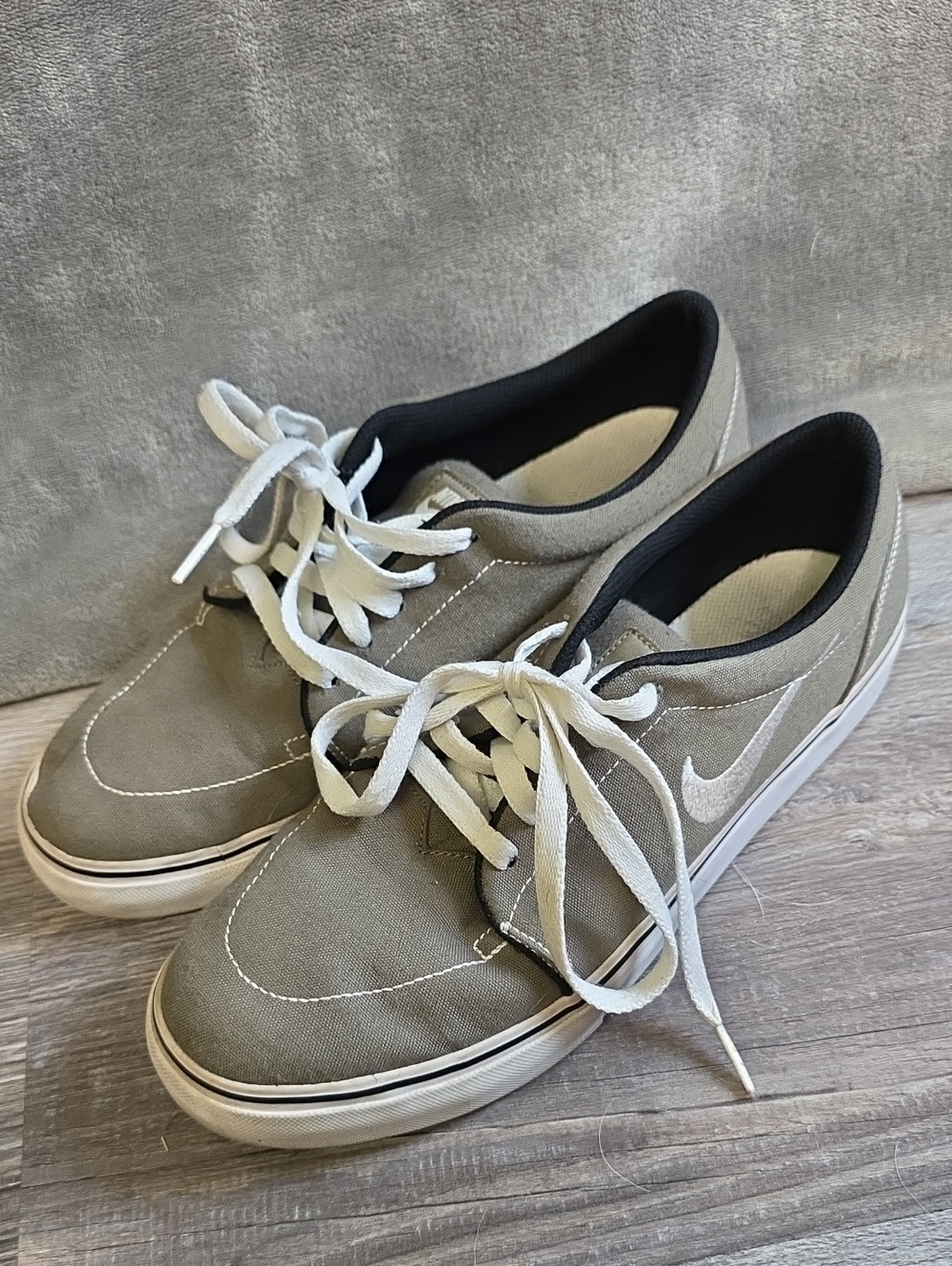 Nike Men's Low-Top Sneakers in Olive Green and White. 8.5